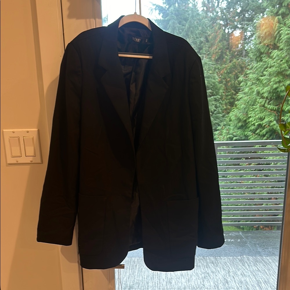 Icōne women’s black blazer.